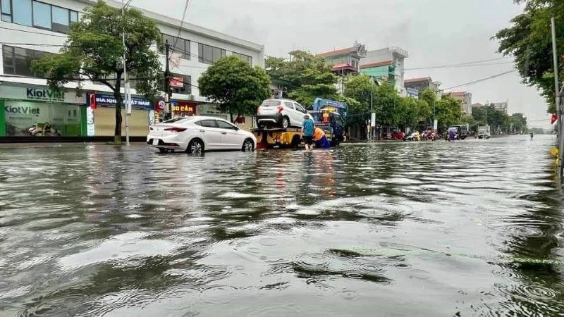 Đường Hùng Vương, phường Thanh Miếu ngập sâu.