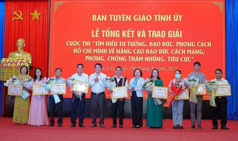 Trao giải cho các cá nhân đoạt nhiều giải thưởng qua các kỳ thi.