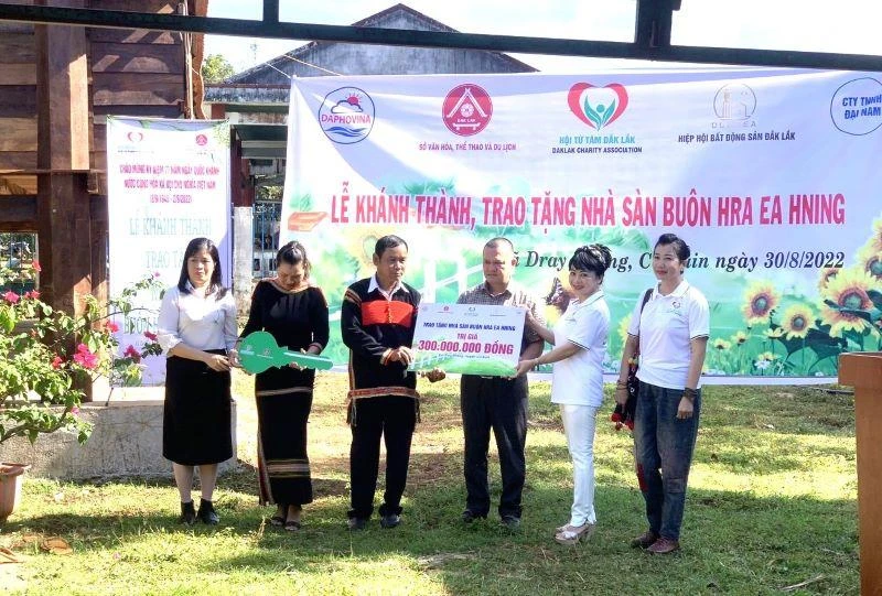 Lãnh đạo Hội Từ Tâm Đắk Lắk, Sở Văn hóa-Thể thao và Du lịch tỉnh Đắk Lắk trao tặng nhà sàn tình nghĩa cho đại diện buôn Hra Ea Hning.