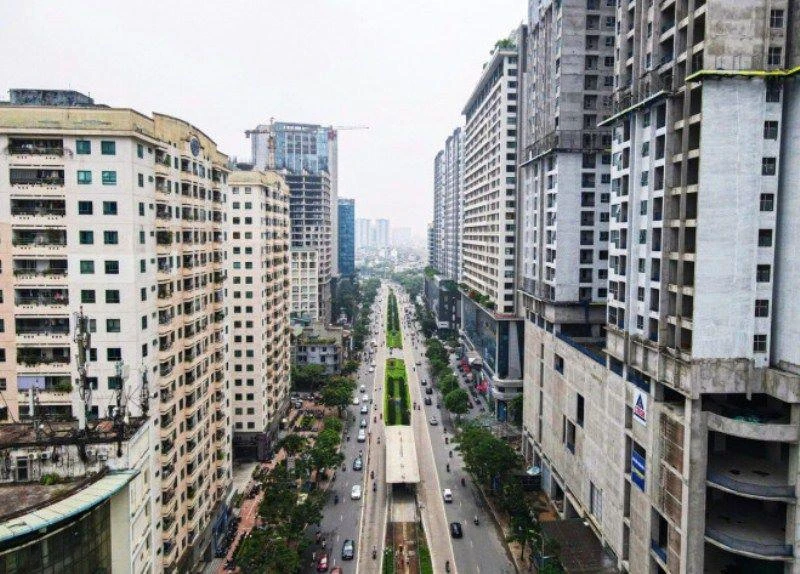 Nhiều dự án phát triển bất động sản hai bên tuyến đường Lê Văn Lương. 