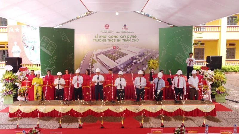 Lãnh đạo Ủy ban nhân dân huyện Lục Ngạn và Trung Nam Group khởi công xây dựng trường THCS thị trấn Chũ.