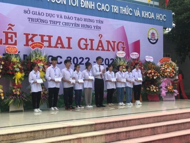 Bí Thư Tỉnh ủy Hưng Yên, Nguyễn Hữu Nghĩa trao thưởng cho các học sinh thủ khoa kỳ thi tuyển sinh lớp 10 trường THPT chuyên Hưng Yên năm học 2022-2023.
