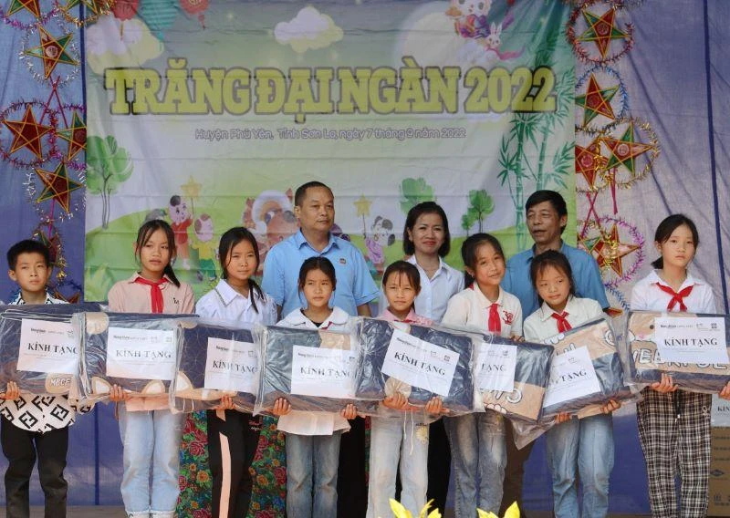 Tặng quà cho các em học sinh Trường tiểu học và trung học cơ sở Bắc Phong.