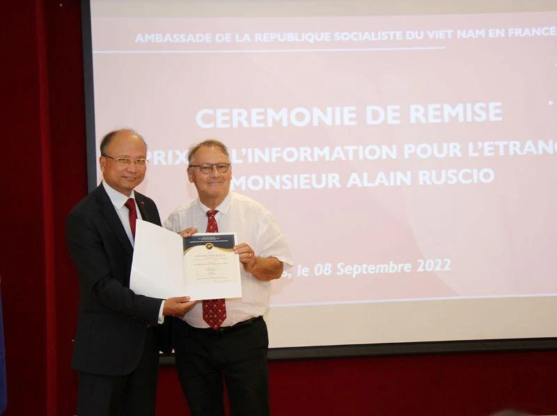 Đại sứ Đinh Toàn Thắng trao giải thưởng cho nhà báo, nhà sử học Alain Ruscio.
