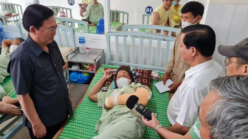 Đồng chí Hồ Quốc Dũng và lãnh đạo UBND tỉnh Bình Định thăm, tặng quà cho các nạn nhân và người thân đang được điều trị tại Bệnh viện Đa khoa tỉnh Bình Định.