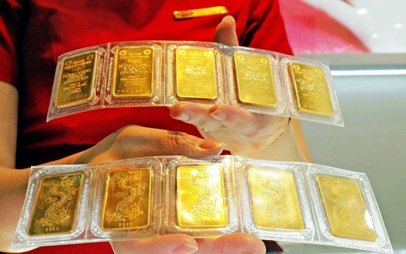 Sản phẩm vàng miếng bày bán tại Công ty vàng Bảo Tín Minh Châu, phố Hoàng Cầu, Hà Nội. (Ảnh: TTXVN)