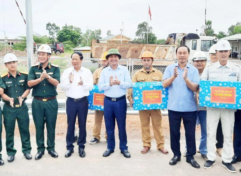 Phó Thủ tướng Lê Văn Thành, lãnh đạo Bộ Giao thông vận tải, lãnh đạo tỉnh Quảng Trị thăm, tặng quà các đơn vị thi công cao tốc Cam Lộ-La Sơn, đoạn tỉnh Quảng Trị. 
