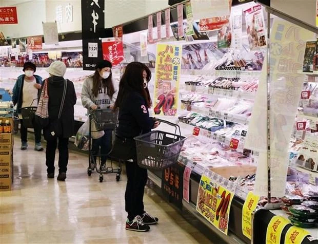 Người dân mua hàng trong siêu thị tại Tokyo, Nhật Bản. (Ảnh: Kyodo/TTXVN)