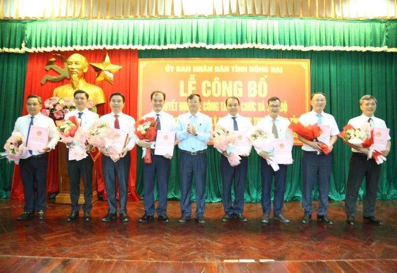 Chủ tịch Ủy ban nhân dân tỉnh Đồng Nai Cao Tiến Dũng trao quyết định điều động, bổ nhiệm lãnh đạo 3 ban quản lý dự án.