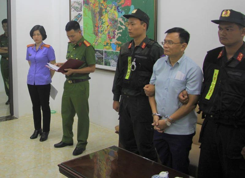 Cơ quan Cảnh sát điều tra Công an tỉnh Điện Biên tiến hành lệnh bắt tạm giam ông Nguyễn Tuấn Anh.