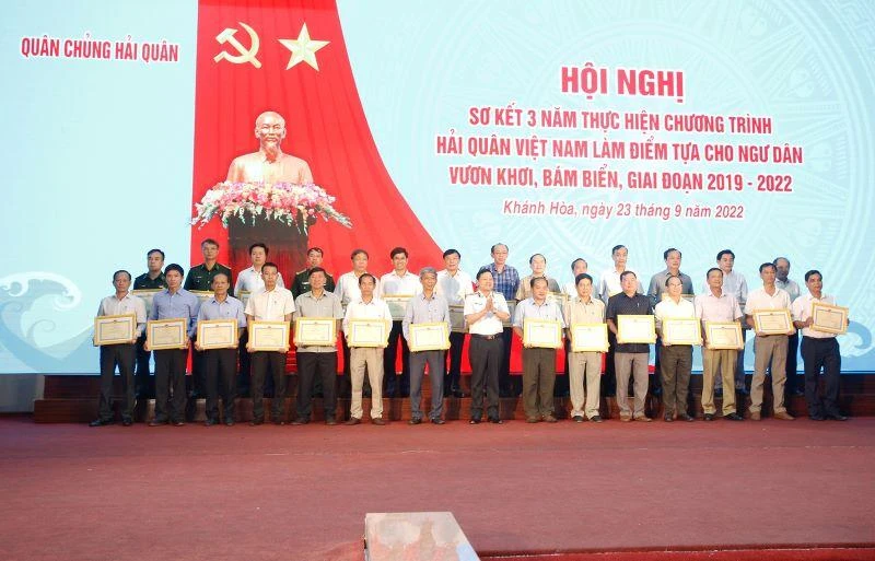 Trung tướng Nguyễn Văn Bổng, Bí thư Đảng ủy, Chính ủy Hải quân trao thưởng cho tập thể, cá nhân có thành tích xuất sắc trong thực hiện chương trình.