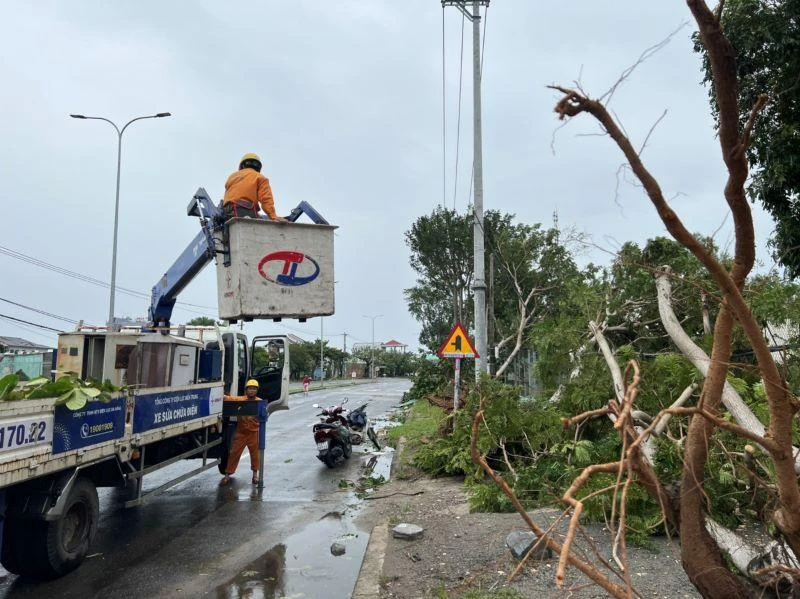 Điện lực các địa phương bị ảnh hưởng do bão số 4 huy động lực lượng, phương tiện khắc phục sự cố, sớm cung cấp điện cho khách hàng, phục vụ công tác khôi phục sau bão.