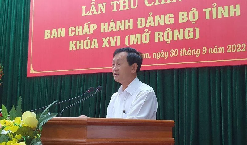 Đồng chí Dương Văn Trang, Ủy viên Trung ương Đảng, Bí thư Tỉnh uỷ, Chủ tịch Hội đồng nhân dân tỉnh Kon Tum phát biểu tại Hội nghị. 