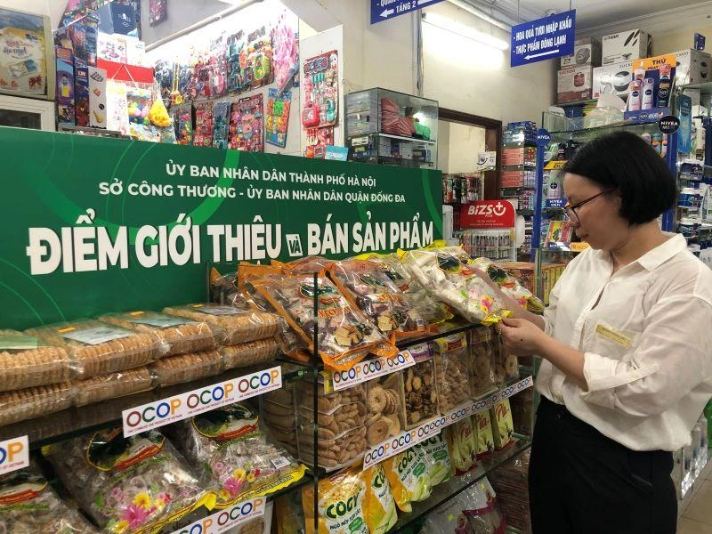 Người tiêu dùng mua sắm các sản phẩm OCOP tại điểm bán tại siêu thị Hoàng Cầu.