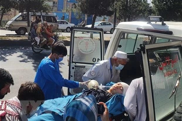 Nhân viên y tế chuyển người bị thương tại hiện trường vụ đánh bom nhằm vào cơ sở giáo dục ở khu vực Dasht-e-Barchi, thủ đô Kabul, Afghanistan, ngày 30/9. (Ảnh: AFP/TTXVN)