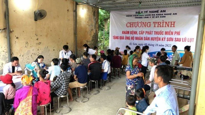 Các y bác sĩ Bệnh viện Hữu nghị đa khoa Nghệ An đã khám, cấp thuốc miễn phí cho hơn 1.800 người dân bị ảnh hưởng do lũ.