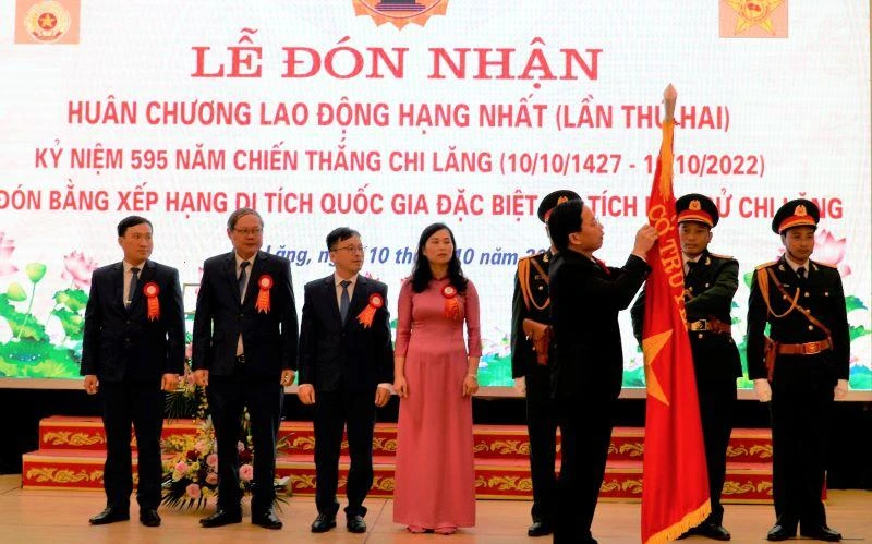 Đại diện lãnh đạo tỉnh Lạng Sơn trao Huân chương lao động Hạng nhất (lần hai) cho đảng bộ, chính quyền và nhân dân huyện Chi Lăng. 