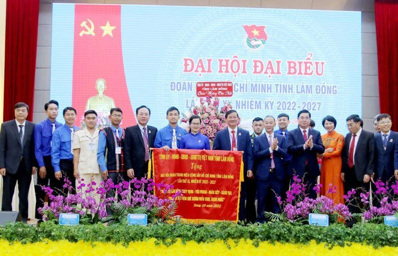 Lãnh đạo tỉnh Lâm Đồng tặng bức trướng chúc mừng Đại hội.