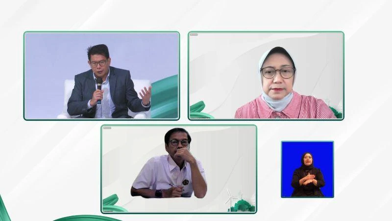 Ông Fabby Tumiwa (trên cùng bên trái), bà Vivi Yuliawati (trên cùng bên phải), ông Rida Mulyana (hàng dưới) đang tham gia Talk Show online cùng phóng viên các nước với chủ đề "Mục tiêu tham vọng mới của quá trình chuyển đổi năng lượng của Indonesia để đạt được mục tiêu NZE của Indonesia" tại ISEW 2022. 