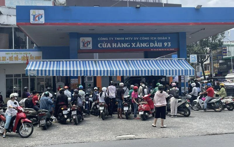 Sáng 12/10, người dân tụ tập mua xăng tại Cửa hàng xăng dầu số 93 trên đường Võ Thị Sáu, quận 3, Thành phố Hồ Chí Minh.
