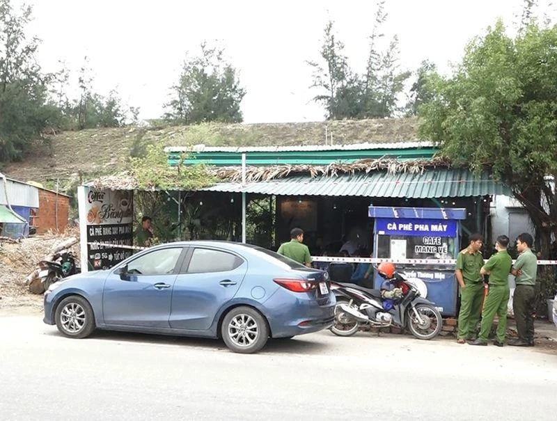 Lực lượng công an điều tra vụ việc ngay sau khi đối tượng dùng súng bắn vào quán cà phê Kim Băng làm 2 người bị thương. 