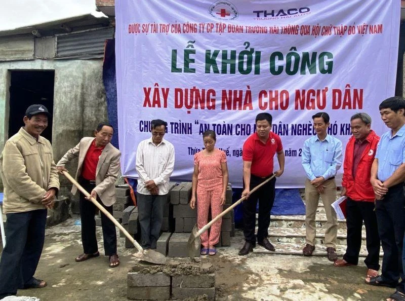 Khởi công 2 ngôi nhà an toàn cho ngư dân có hoàn cảnh khó khăn tại xã Phong Bình.