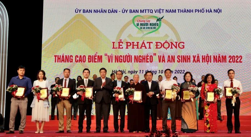 Ông Đỗ Vinh Quang - Phó Chủ tịch HĐQT Tập đoàn T&T Group (thứ tư từ trái sang) nhận bằng vinh danh của UBND - Ủy ban MTTQ Việt Nam thành phố Hà Nội vì những đóng góp tích cực trong công tác giảm nghèo và an sinh xã hội của thành phố.