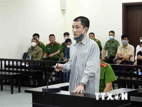 Bị cáo Nguyễn Trung Huyên khai báo trước tòa. (Ảnh: Phạm Kiên/TTXVN)