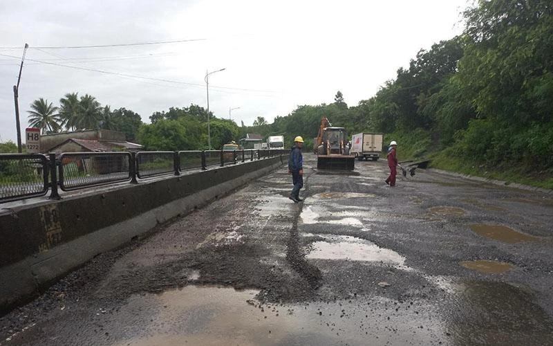 Công ty CP Quản lý và Xây dựng đường bộ Phú Yên khắc phục sự cố sạt lở trên tuyến quốc lộ 1 đoạn qua huyện Tuy An.