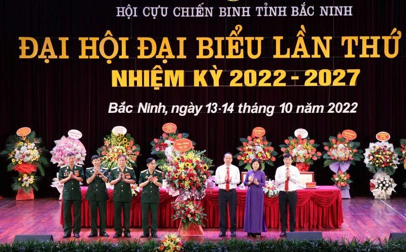 Các đồng chí lãnh đạo tỉnh Bắc Ninh tặng hoa chúc mừng Đại hội.