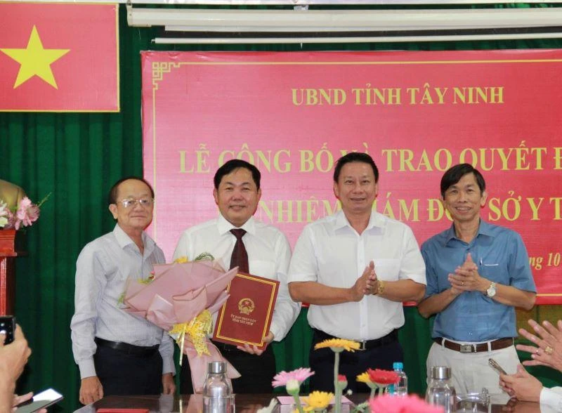 Chủ tịch Ủy ban nhân dân tỉnh Tây Ninh Nguyễn Thanh Ngọc trao Quyết định cho ông Trương Văn Hùng (người được tặng hoa).