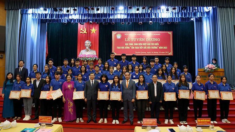 Lãnh đạo tỉnh Tuyên Quang và Hội khuyến học tỉnh chụp ảnh lưu niệm cùng các tân sinh viên được nhận học bổng “Tân Trào tiếp sức đến trường”.