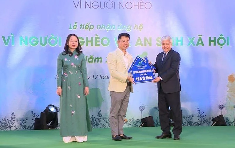 Chủ tịch Ủy ban Trung ương Mặt trận Tổ quốc Việt Nam Đỗ Văn Chiến và Phó Chủ tịch nước Võ Thị Ánh Xuân tiếp nhận ủng hộ từ đại diện Tập đoàn TNG Holdings Vietnam.