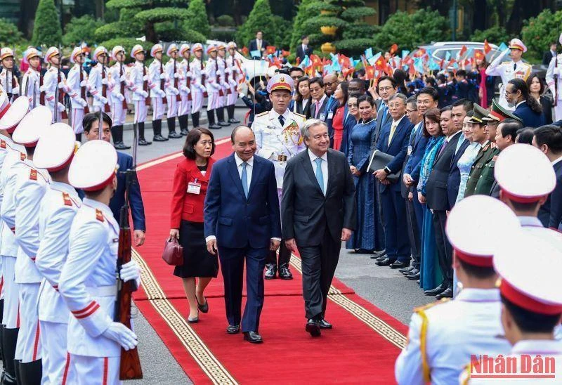 Chủ tịch nước Nguyễn Xuân Phúc đón Tổng Thư ký Liên hợp quốc Antonio Guterres.