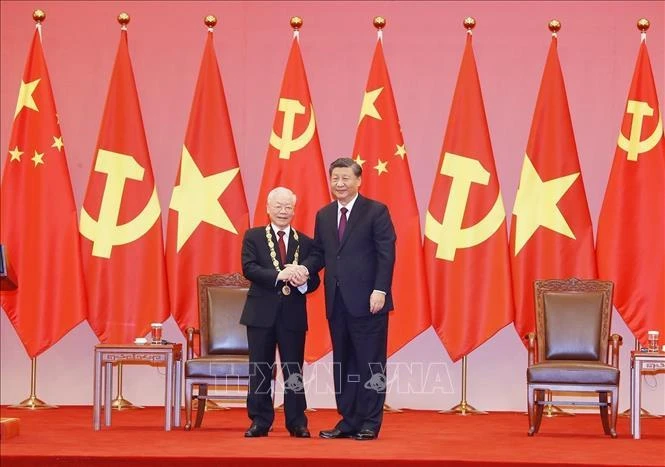Tổng Bí thư, Chủ tịch Trung Quốc Tập Cận Bình trao Huân chương Hữu nghị tặng Tổng Bí thư Nguyễn Phú Trọng. 