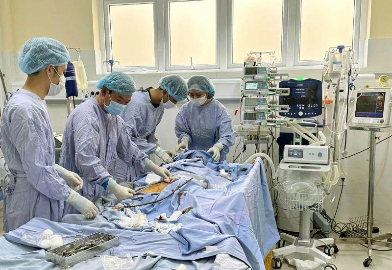 Ê-kíp bác sĩ thực hiện kỹ thuật ECMO cứu sống bệnh nhân bị dập phổi.