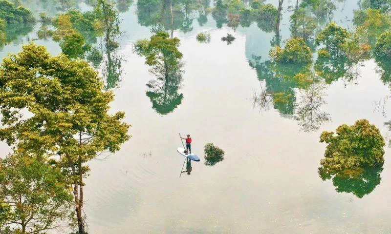 Chèo thuyền kayak trong mùa lũ lụt ở Quảng Bình (Ảnh: Oxalis)