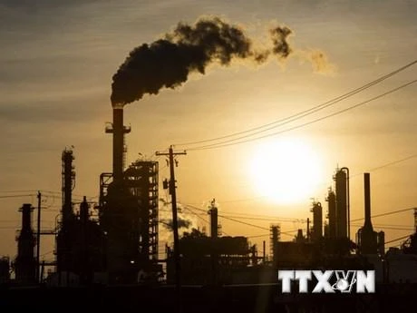 Nhà máy lọc dầu ở Houston, bang Texas, Mỹ. (Ảnh: AFP/TTXVN)