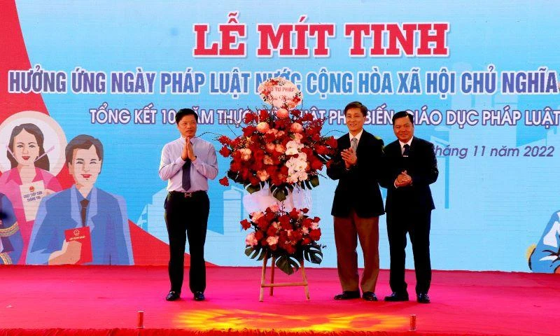 Thứ trưởng Bộ Tư pháp Nguyễn Khánh Ngọc tặng hoa chúc mừng Hội đồng phối hợp phổ biến, giáo dục pháp luật tỉnh Bắc Ninh.