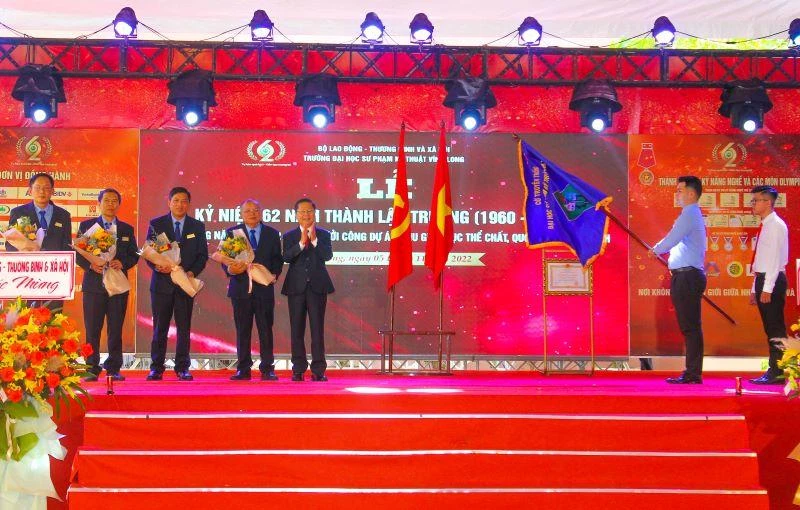 Trường đại học Sư phạm kỹ thuật Vĩnh Long đón nhận Huân chương Lao động hạng Nhì. (Ảnh: BÁ DŨNG)