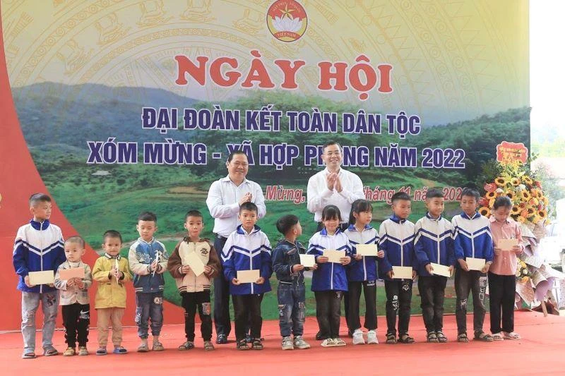 Đồng chí Ngô Văn Tuấn, Tổng kiểm toán Nhà nước (phải) và đồng chí Nguyễn Phi Long, Bí thư Tỉnh ủy Hòa Bình (trái) trao tặng quà cho các cháu học sinh nghèo vượt khó.