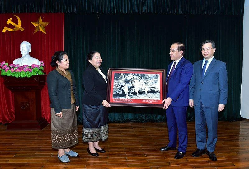 Lãnh đạo tỉnh Tuyên Quang tặng quà Đoàn công tác Ban tổ chức Trung ương Đảng Nhân dân cách mạng Lào.