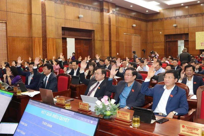 Đại biểu Hội đồng nhân dân tỉnh Điện Biên biểu quyết thông qua các nghị quyết tại kỳ họp thứ 9. 