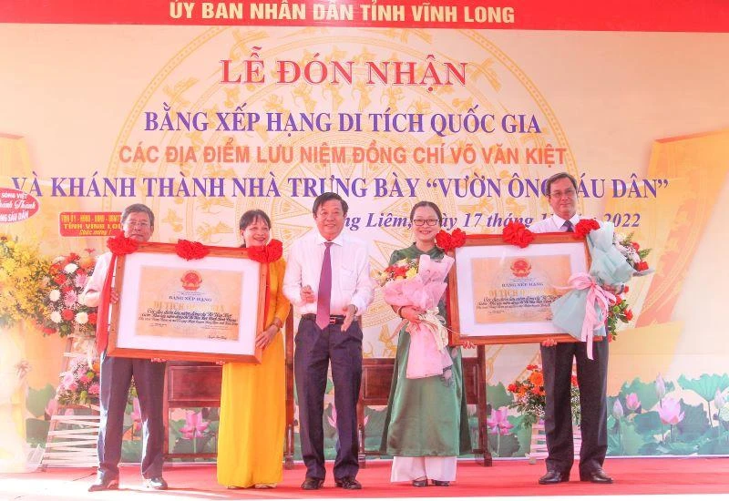 Lãnh đạo tỉnh Vĩnh Long đón nhận Bằng xếp hạng di tích quốc gia các địa điểm lưu niệm Thủ tướng Võ Văn Kiệt. (Ảnh: BÁ DŨNG) 