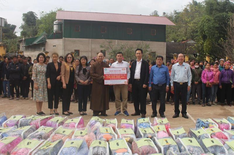 Các thành viên Đoàn đại biểu Quốc hội tỉnh Điện Biên và lãnh đạo huyện Nậm Pồ tặng quà các gia đình chính sách, hộ nghèo xã Si Pa Phìn.