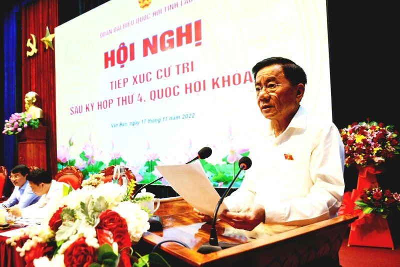 Đồng chí Trần Cẩm Tú tiếp xúc cử tri tại huyện Văn Bàn, tỉnh Lào Cai.