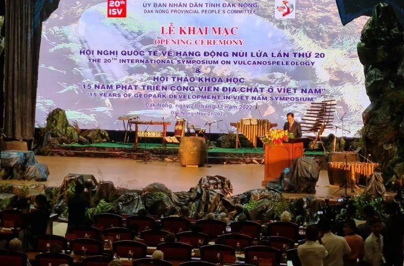 Chủ tịch Ủy ban nhân dân tỉnh Đắk Nông Hồ Văn Mười phát biểu Khai mạc Hội nghị quốc tế về Hang động núi lửa lần thứ 20 và Hội thảo khoa học “15 năm phát triển Công viên địa chất ở Việt Nam”.