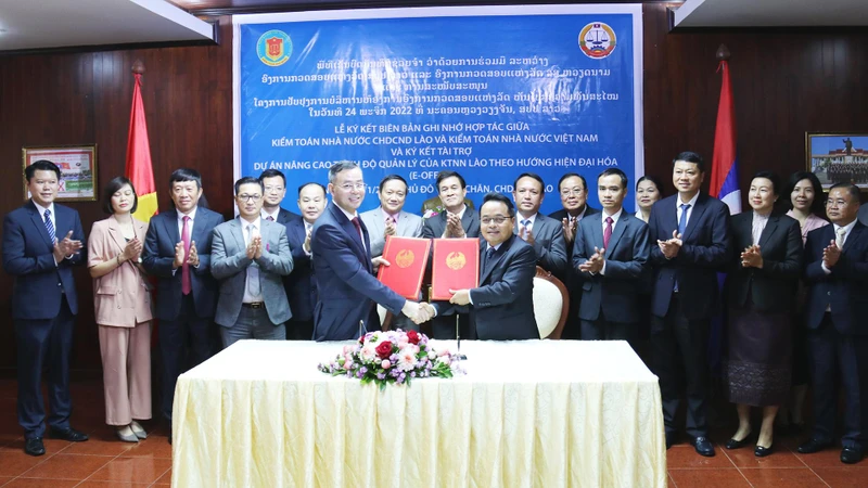 Ký kết hợp tác giai đoạn 2022-2027 giữa Kiểm toán nhà nước Việt Nam và Cơ quan Kiểm toán nhà nước Lào. (Ảnh: Trịnh Dũng)
