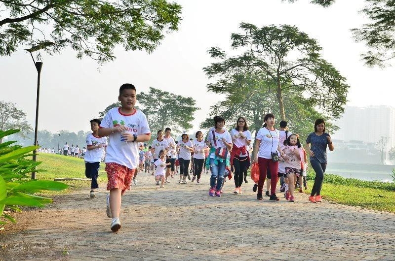Nhiều người tham gia hoạt động chạy bộ gây quỹ từ chương trình “Chạy vì trái tim”. (Ảnh: BTC cung cấp)