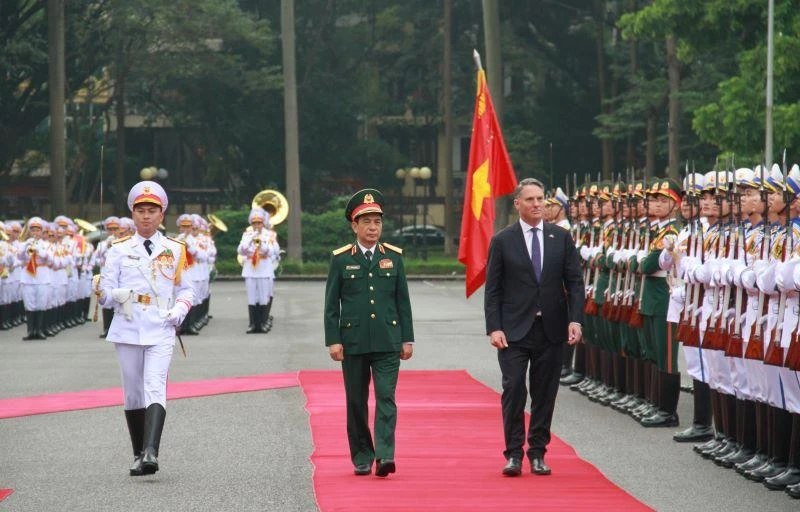 Đại tướng Phan Văn Giang và Phó Thủ tướng, Bộ trưởng Quốc phòng Australia Richard Donald Marles duyệt đội danh dự.